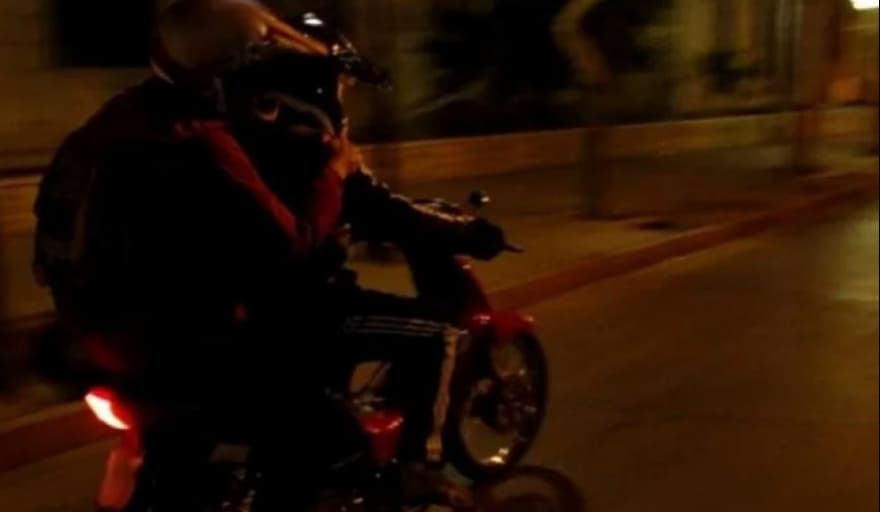 En José C. Paz, un motoquero se refugió en una estación Shell para evitar un robo por parte de motochorros