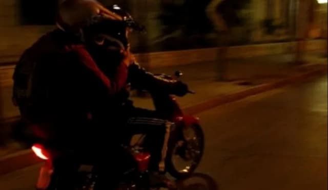 En José C. Paz, un motoquero se refugió en una estación Shell para evitar un robo por parte de motochorros