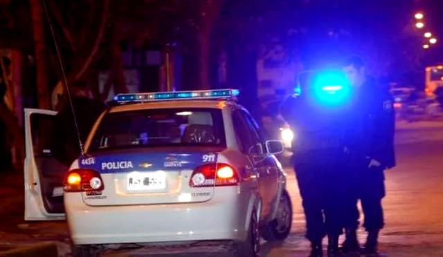 Ataque con múltiples disparos a un hombre en Esteban Echeverría mientras esperaba en su vehículo