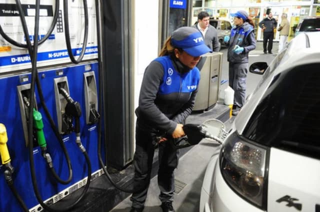 Nuevo ajuste en los combustibles: suben las naftas a partir de julio