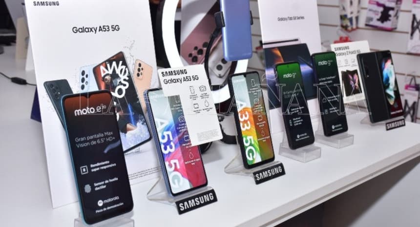 El Gobierno elimina progresivamente los aranceles para importar celulares y reduce impuestos en tecnología