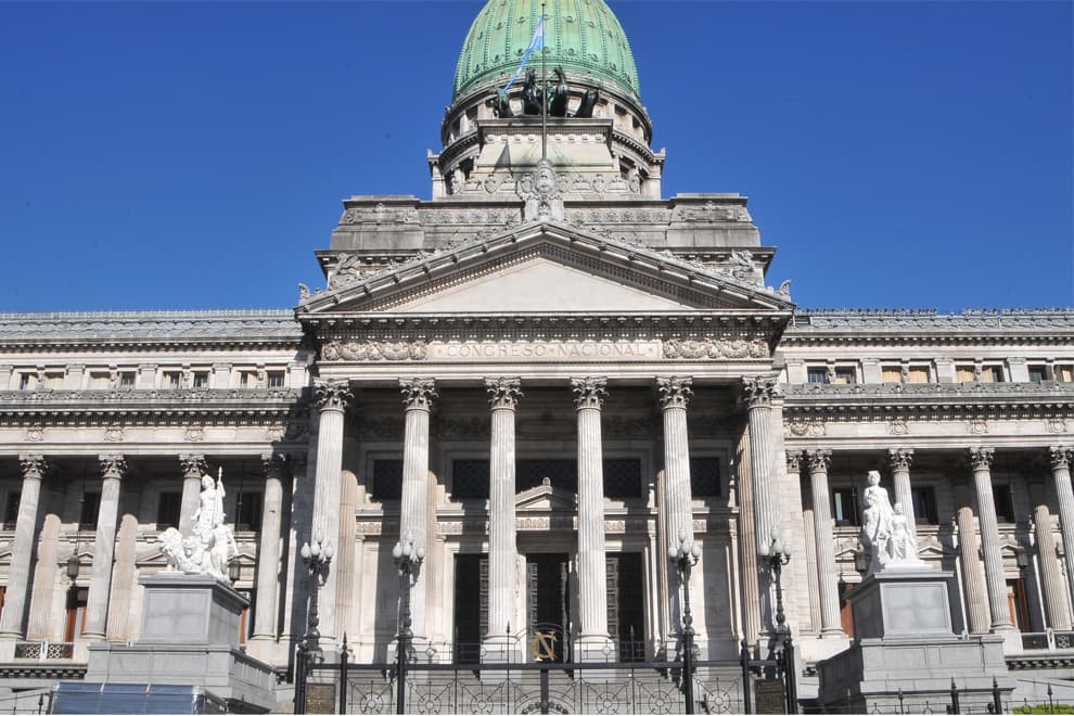 Oficialismos sostenidos y avance de libertarios en provincias clave de Argentina