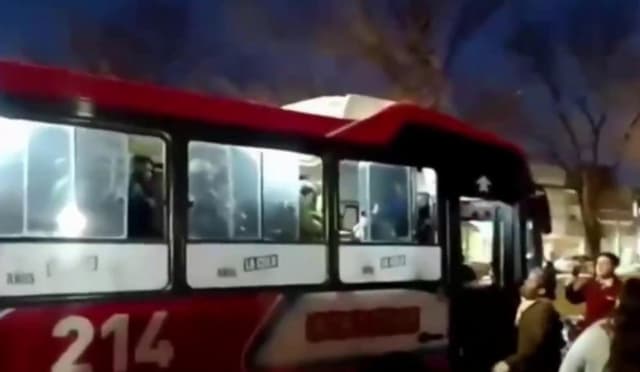 Intento de linchamiento a un hombre acusado de abuso en un colectivo de La Plata