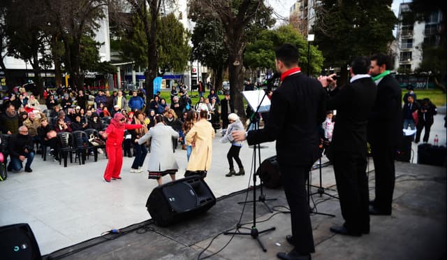 Sábado musical en La Plata: flamenco, tango y rock animan las plazas principales