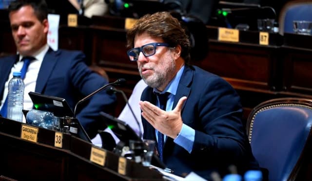 Diego Garciarena rechaza acusaciones políticas en protestas contra IOMA y critica a Kicillof