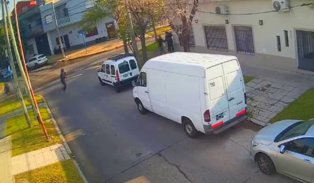Violento robo piraña en Ramos Mejía: le robaron el auto y las pertenencias en segundos