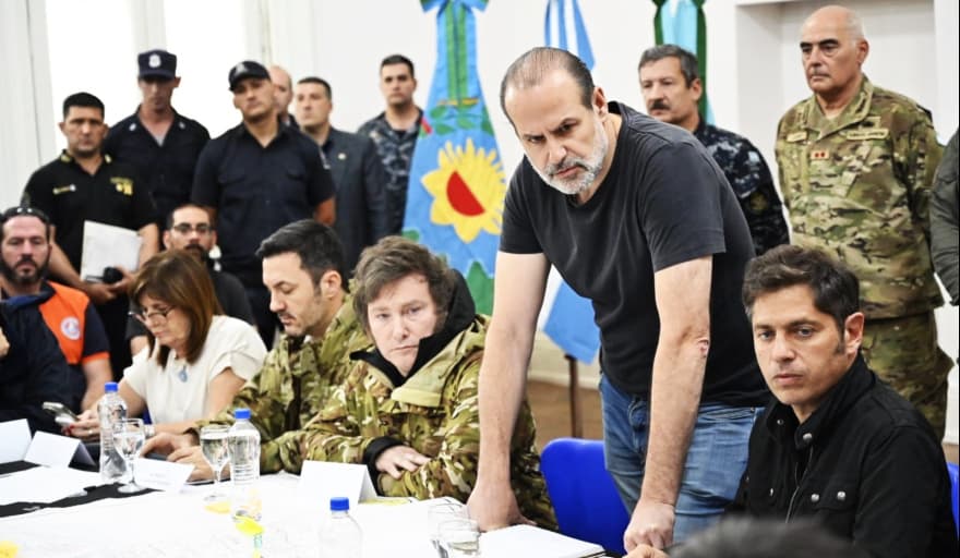 Kicillof extiende la emergencia en Bahía Blanca y reafirma su diferencia con Milei