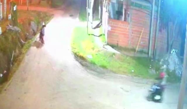 Dos mujeres huyen de motochorros y sufren accidente al perder el control de la moto en Merlo
