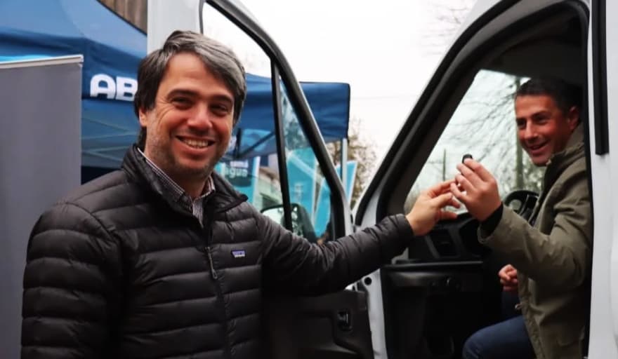 Hugo Obed, presidente de ABSA, en medio de críticas por cortes de agua luce una campera valuada en casi medio millón