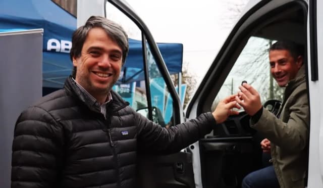 Hugo Obed, presidente de ABSA, en medio de críticas por cortes de agua luce una campera valuada en casi medio millón