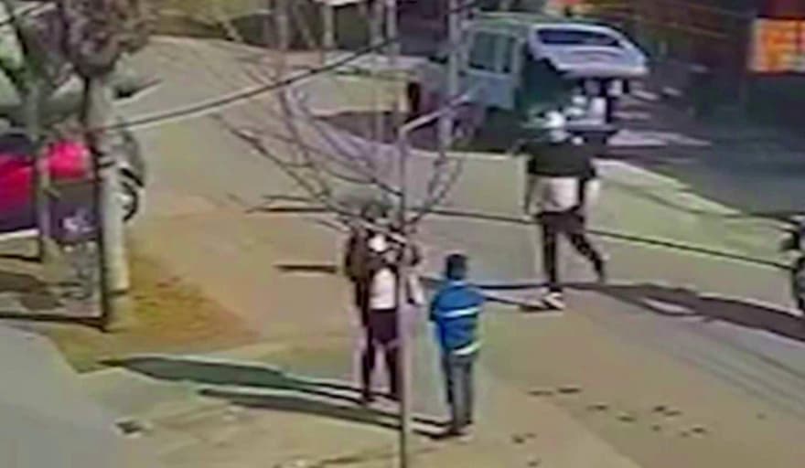 Violento robo en Bernal: motochorros atacaron a una mujer y su hijo mientras esperaban un remis