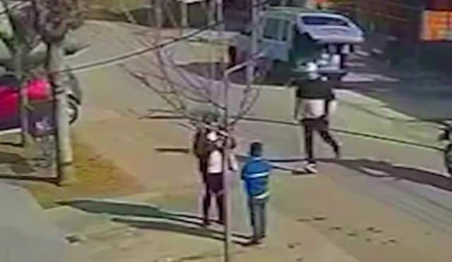 Violento robo en Bernal: motochorros atacaron a una mujer y su hijo mientras esperaban un remis