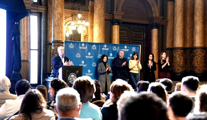 Alak y Kicillof entregan escrituras a cientos de familias platenses en La Plata