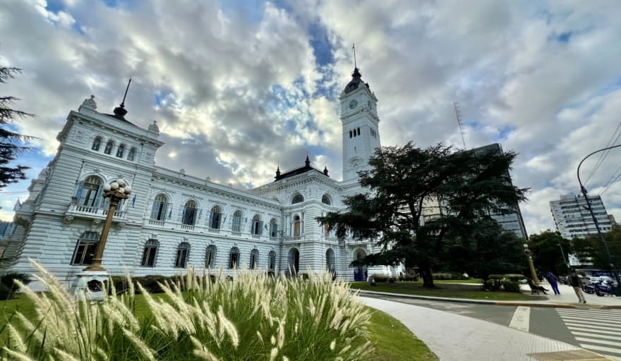 La Plata confirma un aumento salarial del 5% para empleados municipales