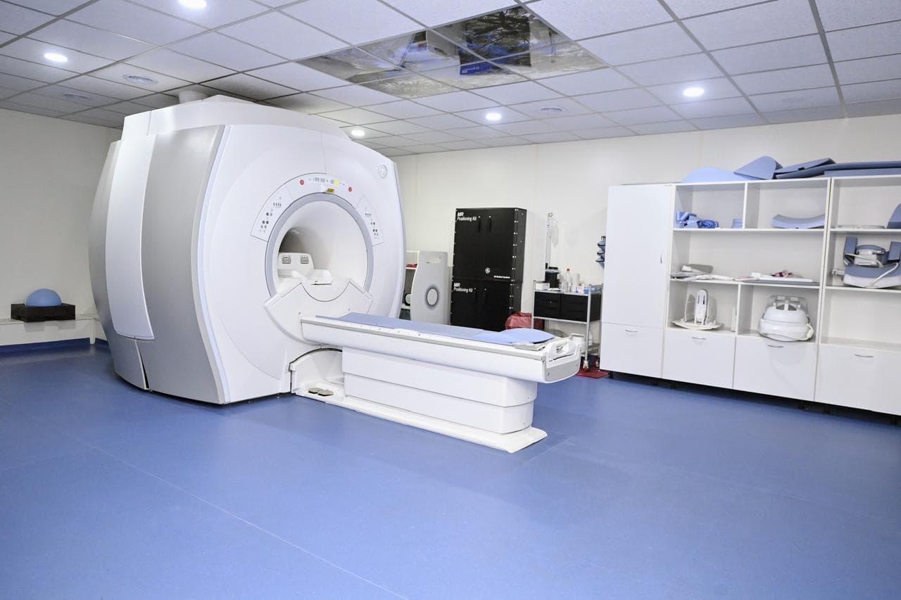 Inauguran moderno resonador magnético y mejoran infraestructura en Hospital Gandulfo y Temperley