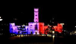 La Plata rinde tributo a René Favaloro iluminando el Palacio Municipal a 25 años de su fallecimiento