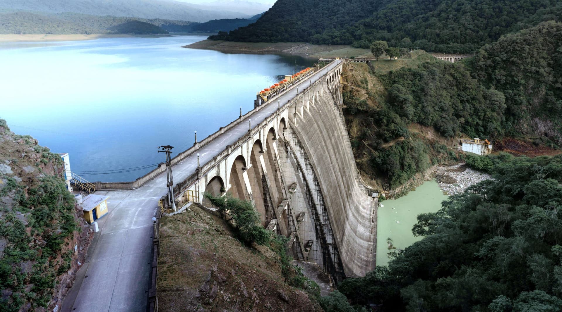 El Ejecutivo impulsa la venta de acciones en represas hidroeléctricas estatales