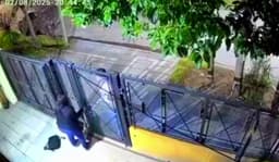 Vecino de Villa Ballester evade robo lanzando sus pertenencias al patio de una casa