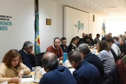 Gremios estatales bonaerenses aceptan un aumento salarial del 5% en dos etapas