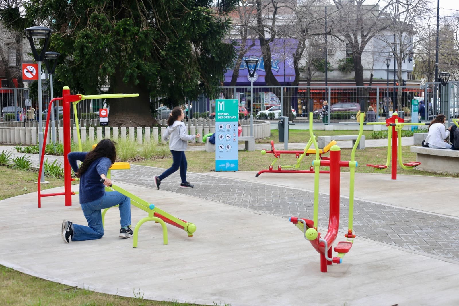 Rehabilitan la Plaza Identidad y Memoria con nuevas atracciones y mejoras lumínicas
