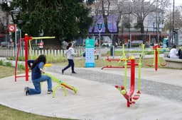 Rehabilitan la Plaza Identidad y Memoria con nuevas atracciones y mejoras lumínicas