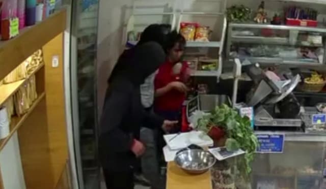 Jóvenes armados asaltan panadería en San Francisco Solano, Quilmes