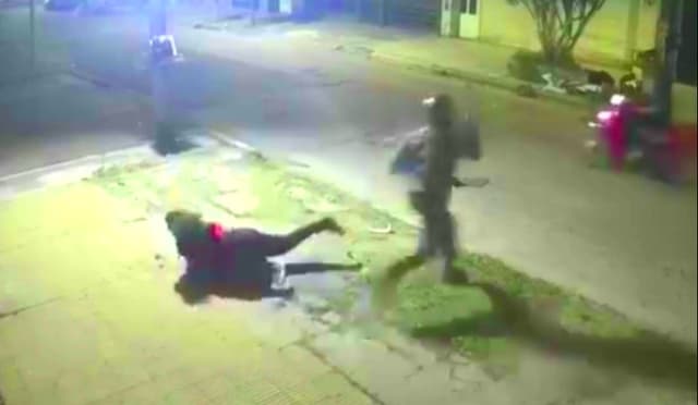 Violento asalto en Tres de Febrero: mujer atacada por motochorros tras resistirse a entregar sus pertenencias