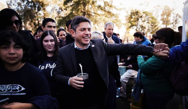 Kicillof reúne a intendentes en un asado y llama a fortalecer la campaña electoral antes del cierre