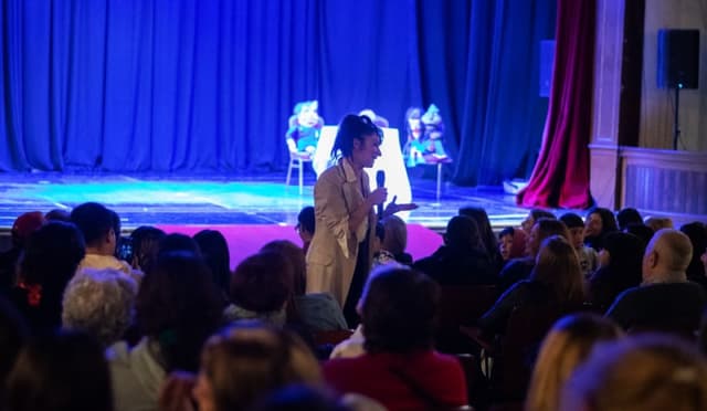 Anita Martínez deslumbra en Magdalena con su espectáculo "Encantadora"