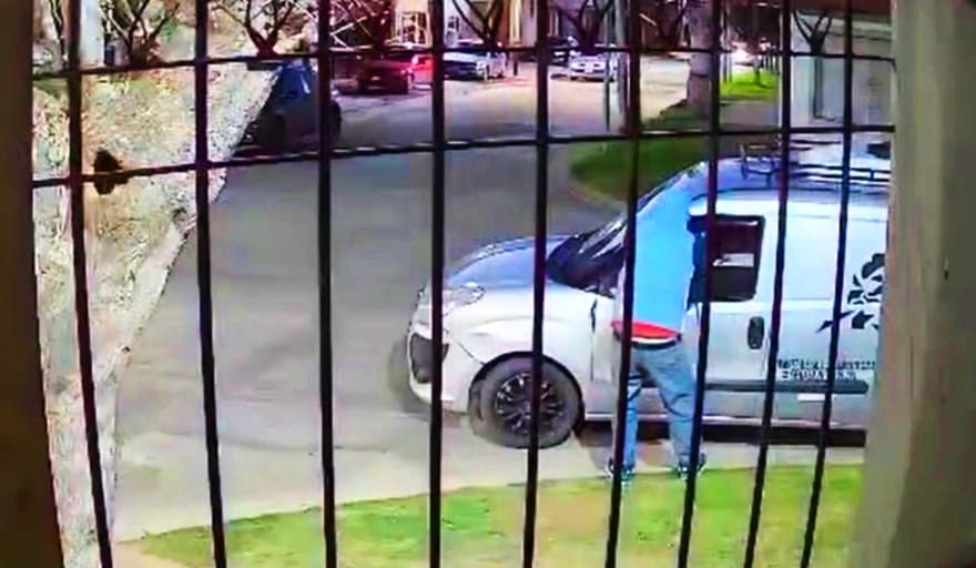Asalto a mano armada en Bernal: motochorros atacan a un conductor que aguardaba a una profesora