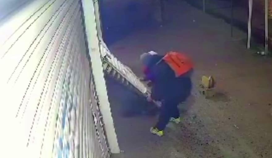 Robaron un bazar en Virrey del Pino tras destrozar la persiana principal