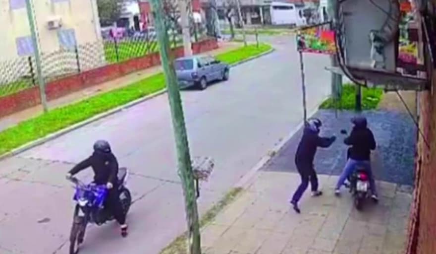 Violento robo de moto en Bernal: motochorros atacan a una trabajadora frente a su local