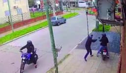Violento robo de moto en Bernal: motochorros atacan a una trabajadora frente a su local
