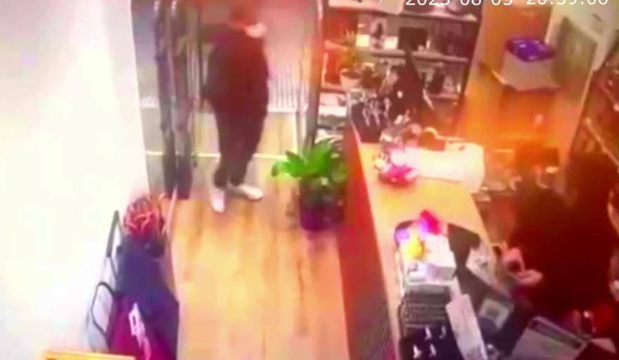 Asalto en bazar de Peatonal Belgrano: robó la recaudación y escapó sin armas