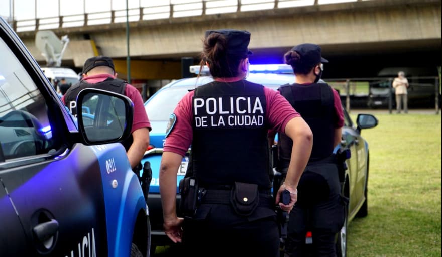 Detienen a un prófugo buscado por homicidio tras robar una camioneta a una conductora de aplicación en Barracas