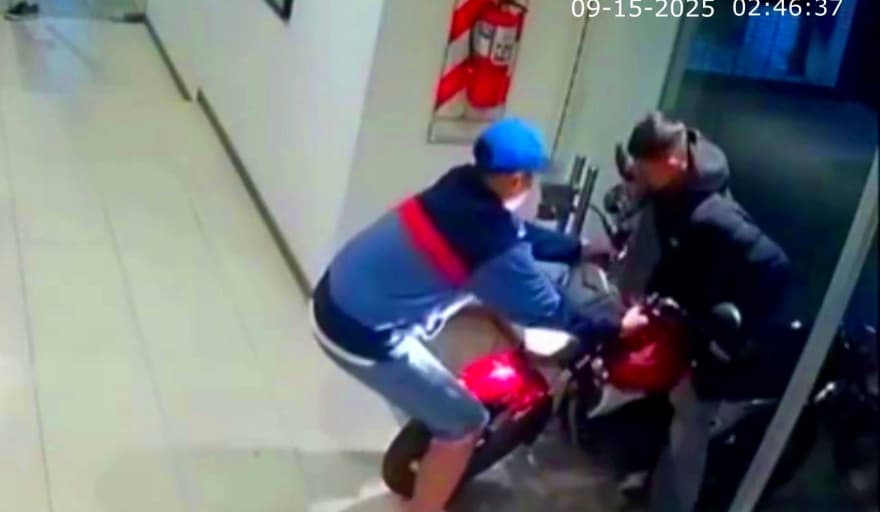 Robo audaz de moto en Ituzaingó: ingresaron con herramientas y quedaron registrados en video