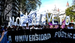 Diputados rechazan vetos presidenciales impulsados por Milei en medio de una marcha masiva