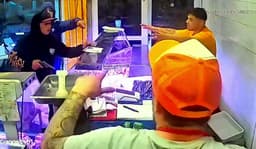 Sexteto armado asalta brutalmente una carnicería en Bernal: “Si no entregás la plata, disparo”