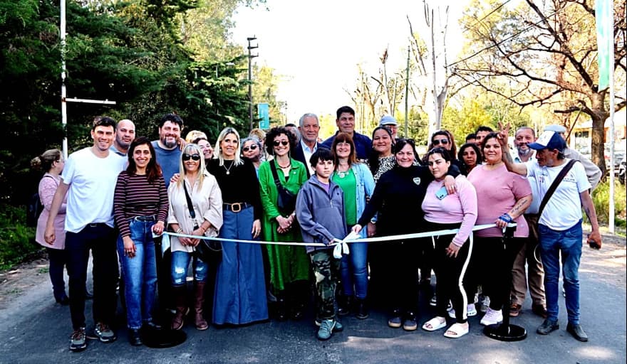 Julio Alak inaugura asfaltado en El Rincón y destaca progreso de obras públicas en La Plata