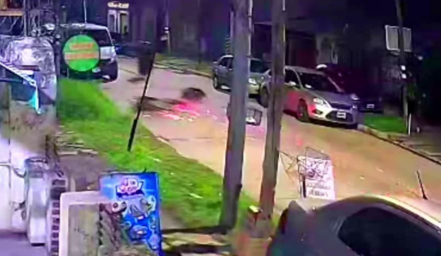 Robo violento en Bernal Oeste: motochorros derriban a un joven para robarle la moto