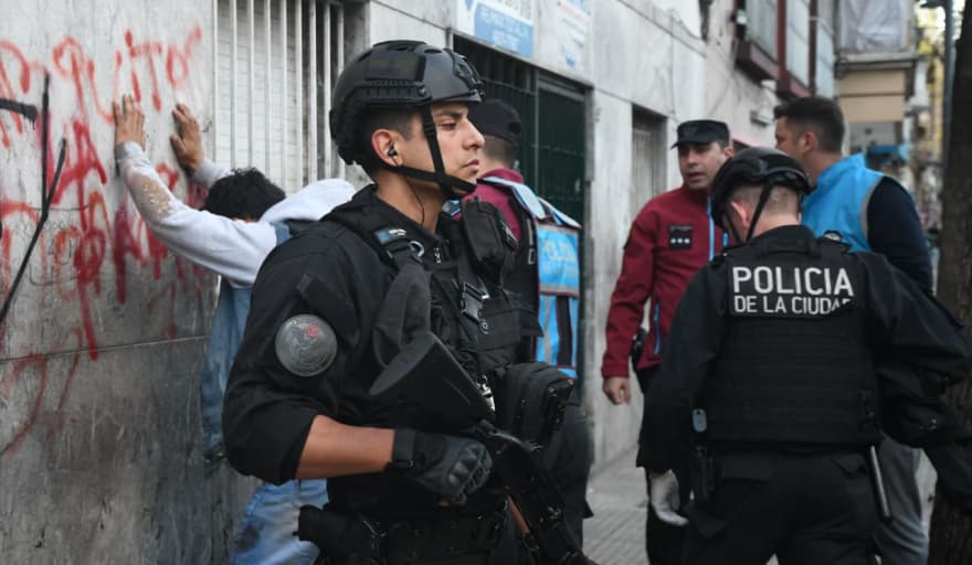 Policía porteña recupera vehículo robado y detiene a individuos con drogas en Constitución