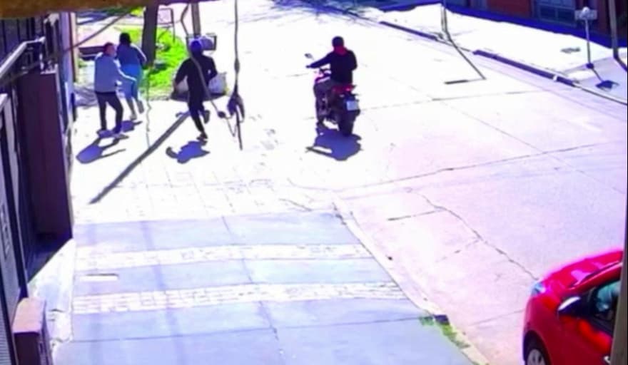 Oleada de asaltos en Bernal Oeste: tres robos en solo 200 metros en un mismo día