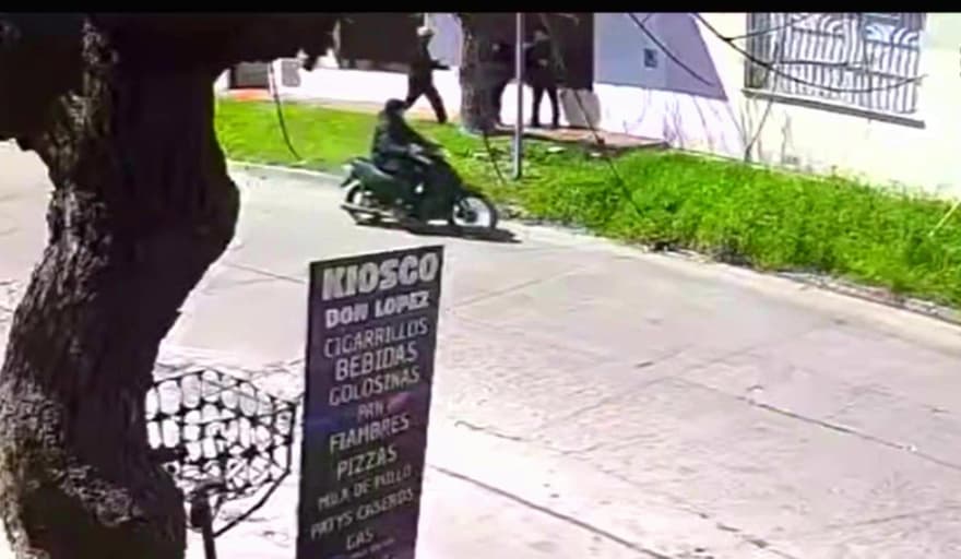 Jóvenes asaltados por motochorros en Bernal mientras iban al trabajo tras almorzar