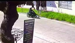Jóvenes asaltados por motochorros en Bernal mientras iban al trabajo tras almorzar