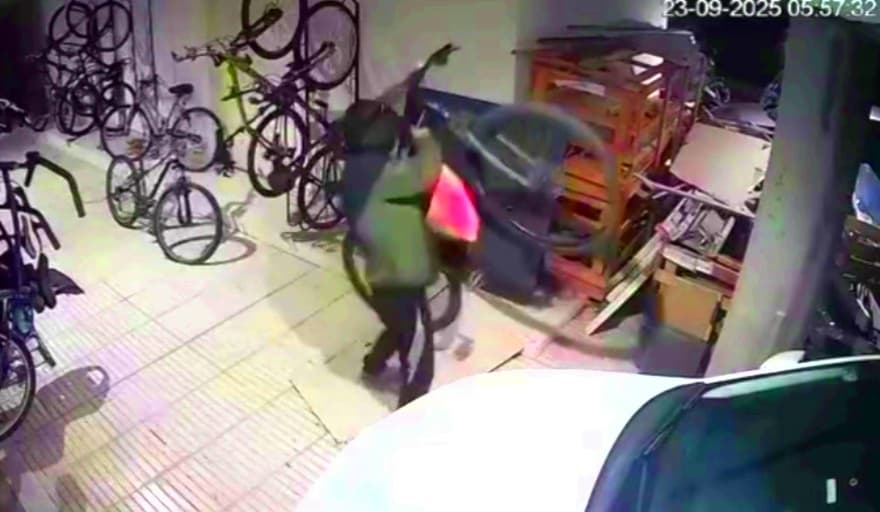 Robo audaz a plena luz del amanecer cerca de la comisaría en Santos Lugares